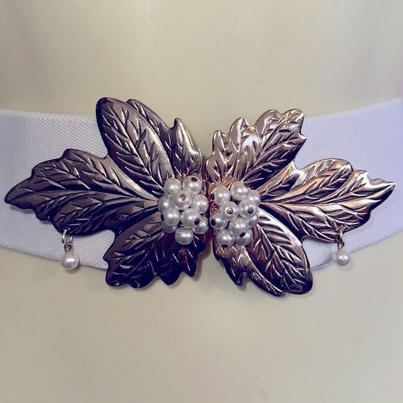 Vintage 70s/80s gold brass leaf & pearls buckle white ‎ elastic cinch belt main image 4